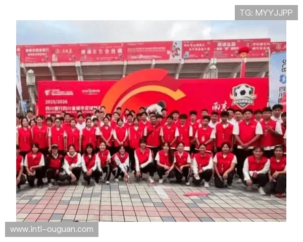 球迷排队购买全运会门票,志愿者协助引导秩序